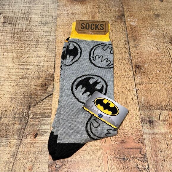 DC Comics Batman Dark Knight Classic Logo Black & Yellow Unisex Crew Socks NWT - Picture 1 of 5